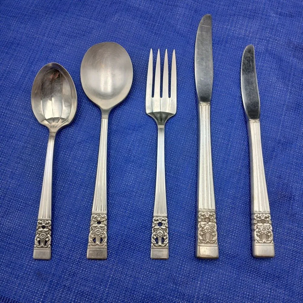 Oneida Community Coronation 1936 Lot 5 Knives, Spoon, Fork Antique Silverplate